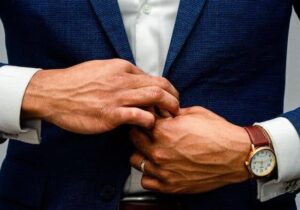 An O1 visa lawyer dressed in a blue suit and a white shirt