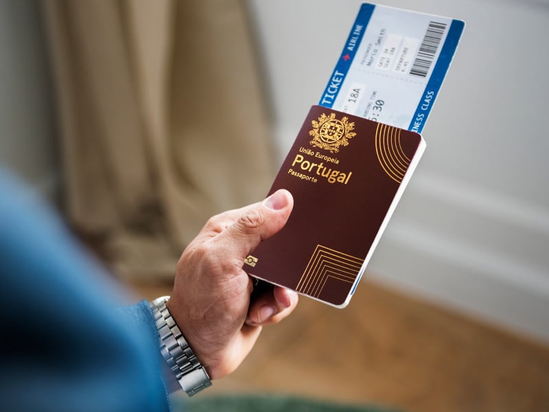 Person holding Portuguese Passport | GCS