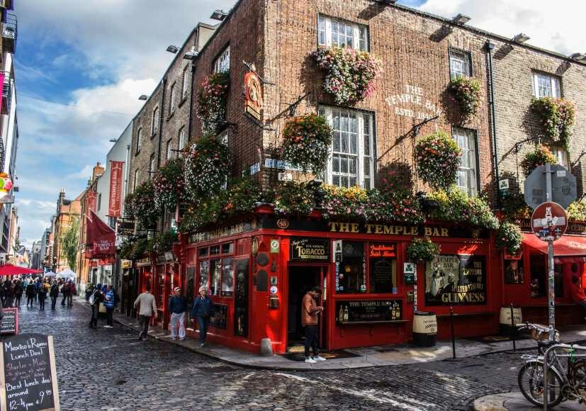 The Temple Bar in Ireland flanked by cobbled streets - top country to live in as an expat in Europe