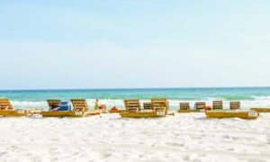 Image of expats lying on a beach in Panama on sun loungers on a bright and clear day, Panama residency requirements| Global citizen solutions