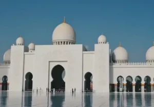 Mosque with water reflection in the United Arab Emirates - Middle Eastern Countries with No Property Tax
