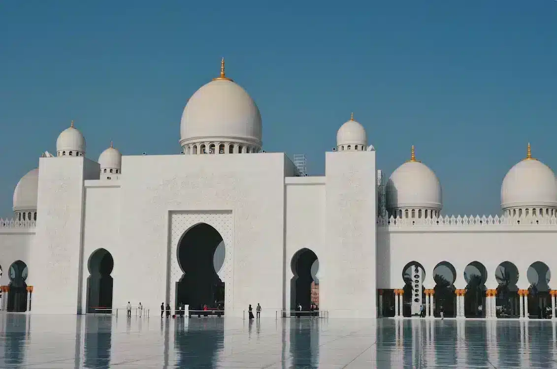 dress modestly in the uae