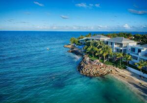 Large houses on ocean shoreline in Antigua and Barbuda - Caribbean CBI programs