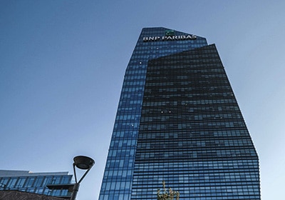 BNP Paribas logo on a French skyscraper - best banks in Europe