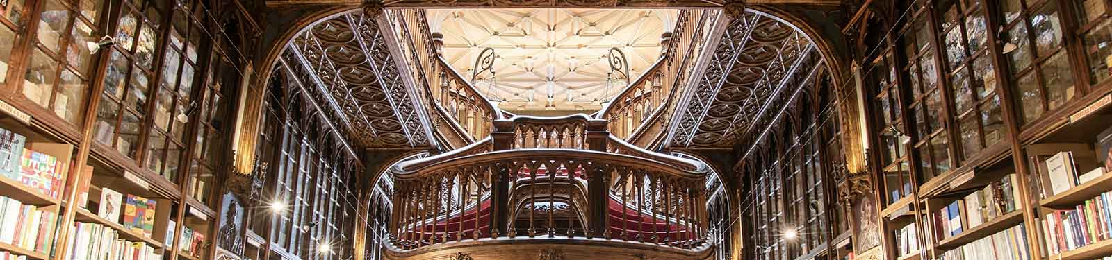 interior of livraria lello