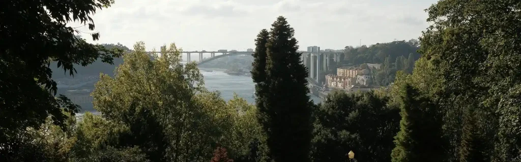 Virtudes garden with view to the Arrabida bridge