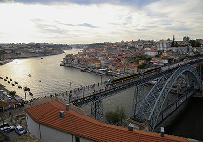porto metro crossing d luis bridge