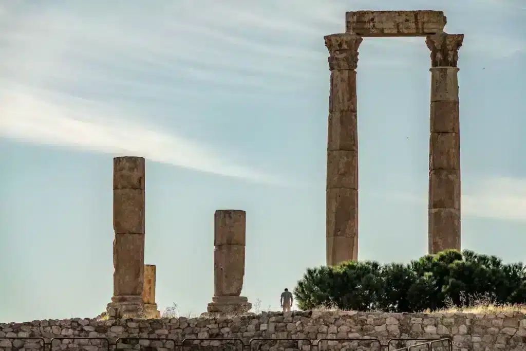As ruínas antigas do Templo de Baal em Jerash, na Jordânia, que destacam a arquitetura clássica e a importância histórica.