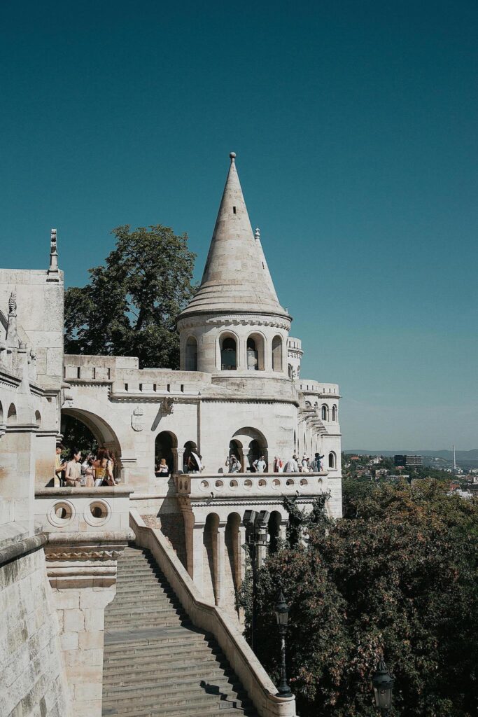 foto de um castelo majestoso contra um céu azul límpido.