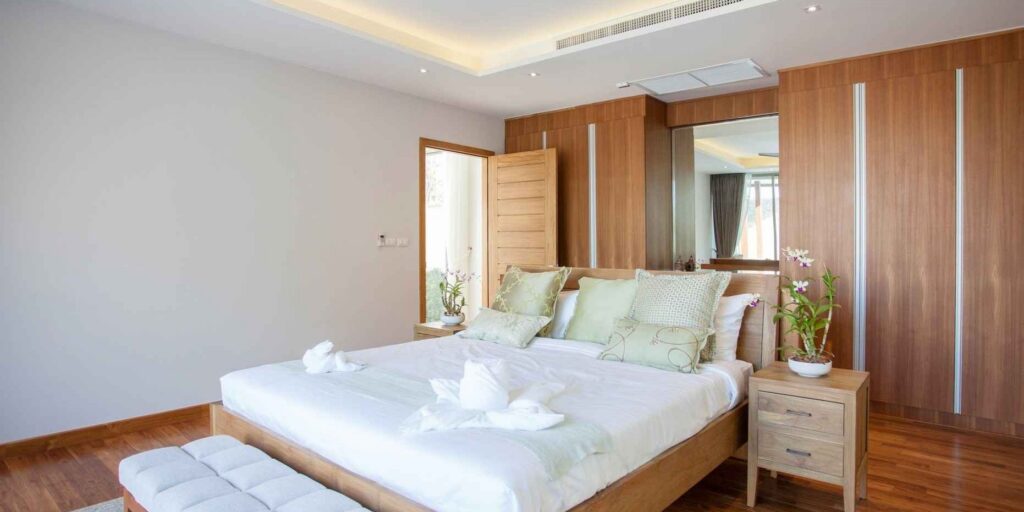 um quarto de luxo com um design tropical