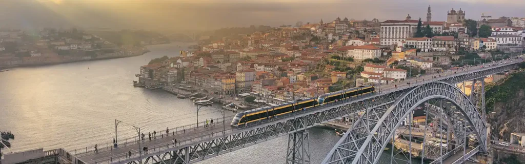tram-porto-portugal-long