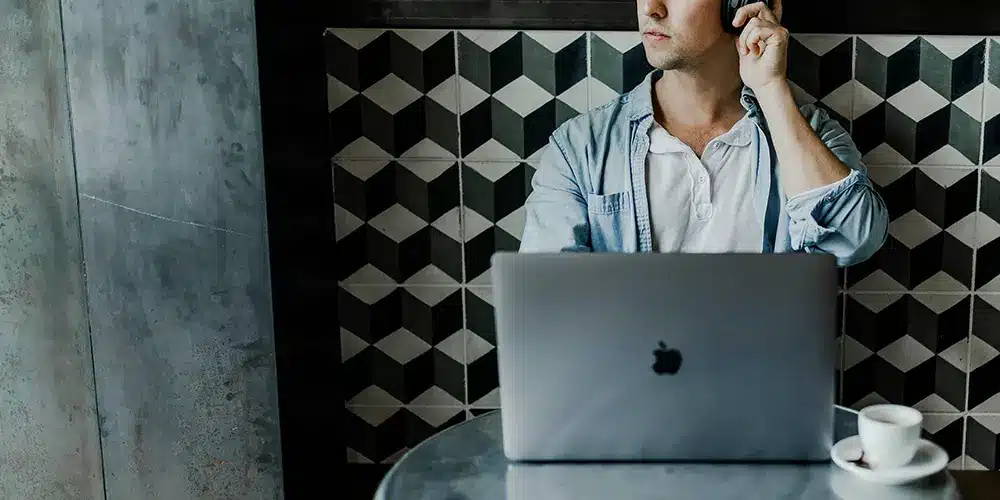 digital nomad working on a cafe