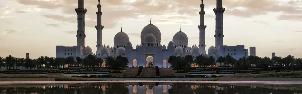 UAE Golden Visa for Pakistani Citizens: Stunning mosque at sunset 